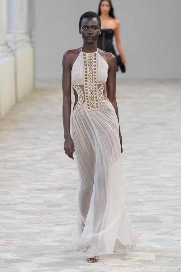 عرض أزياء مجموعة Alberta Ferretti لربيع وصيف 2025