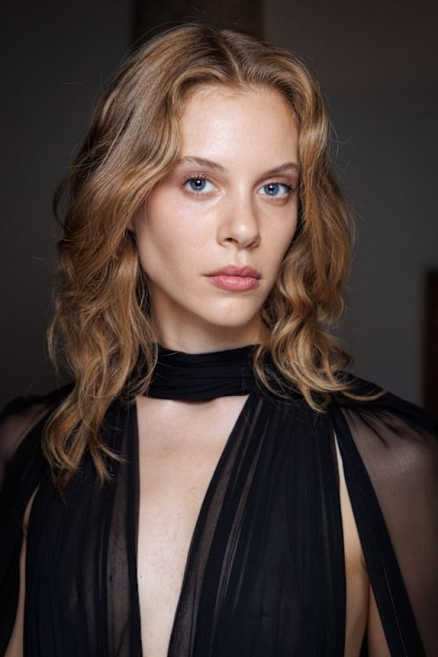 عرض أزياء مجموعة Alberta Ferretti لربيع وصيف 2025