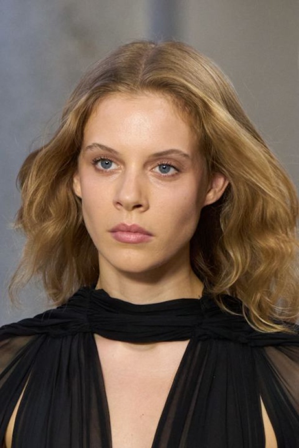 عرض أزياء مجموعة Alberta Ferretti لربيع وصيف 2025