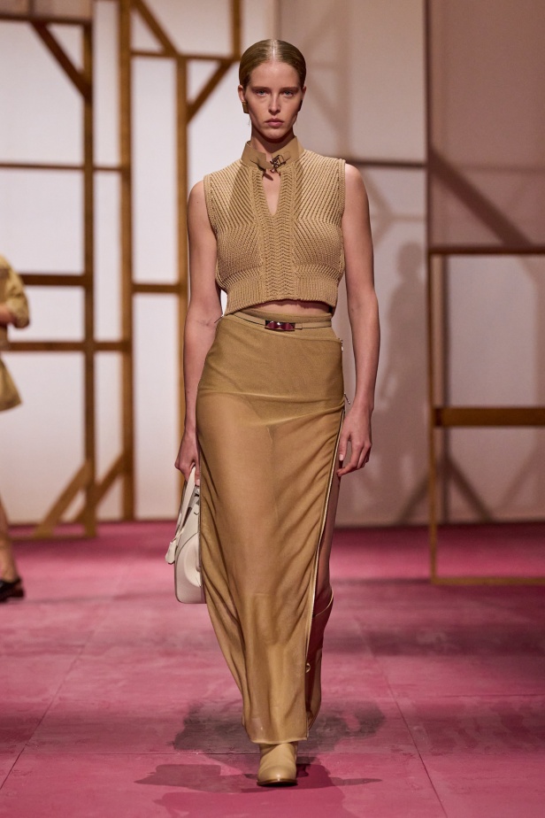 مجموعة Hermès لربيع وصيف 2025... رسالة حب للحرفية التي تُتقنها الدار