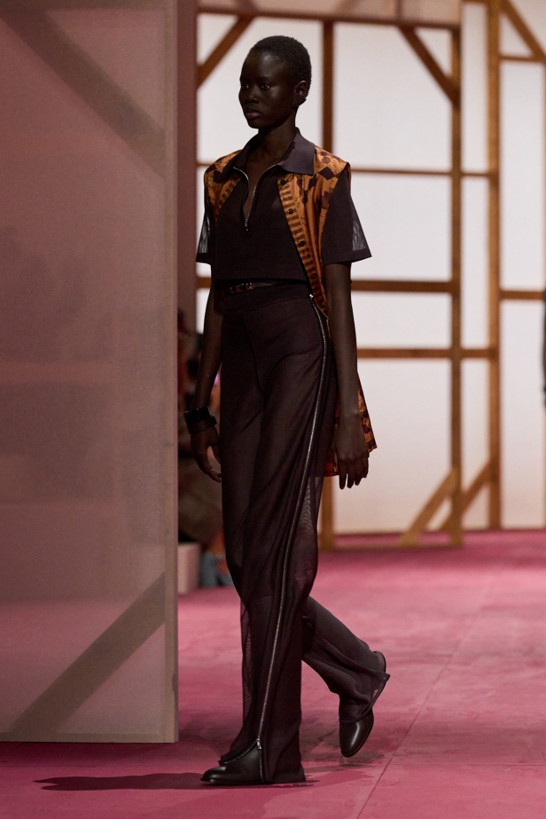 مجموعة Hermès لربيع وصيف 2025... رسالة حب للحرفية التي تُتقنها الدار