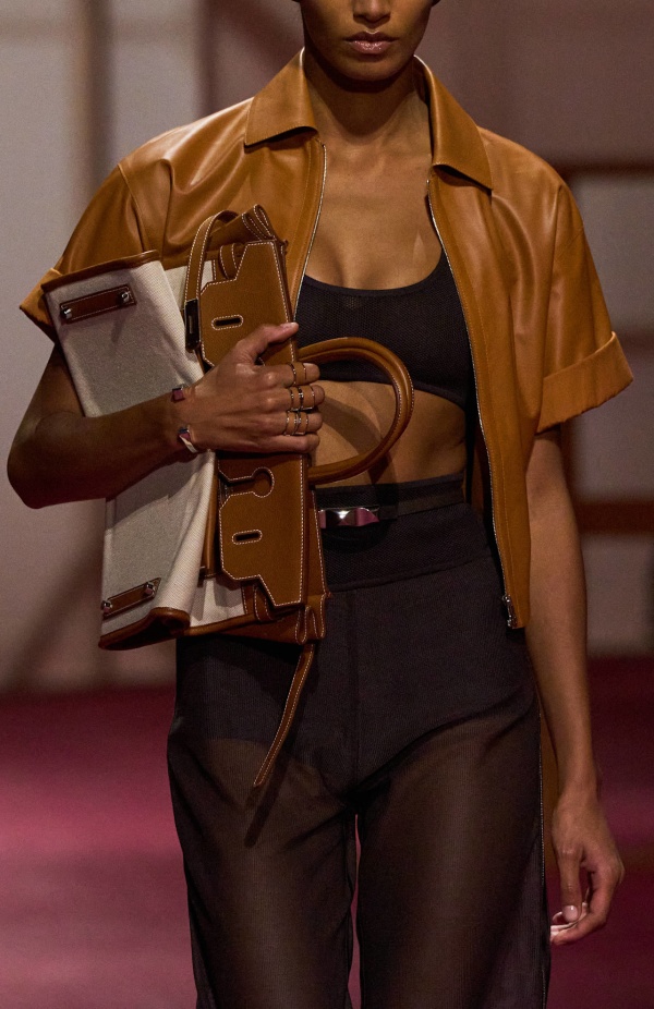 مجموعة Hermès لربيع وصيف 2025... رسالة حب للحرفية التي تُتقنها الدار