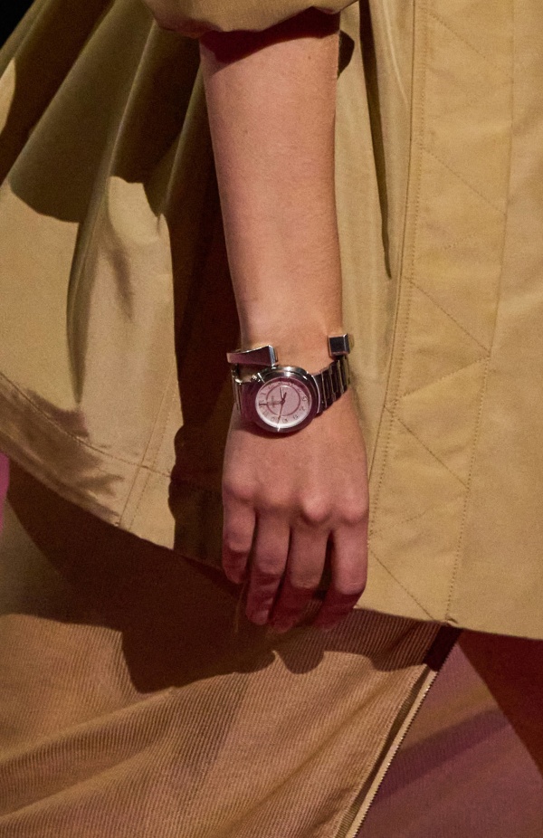 مجموعة Hermès لربيع وصيف 2025... رسالة حب للحرفية التي تُتقنها الدار