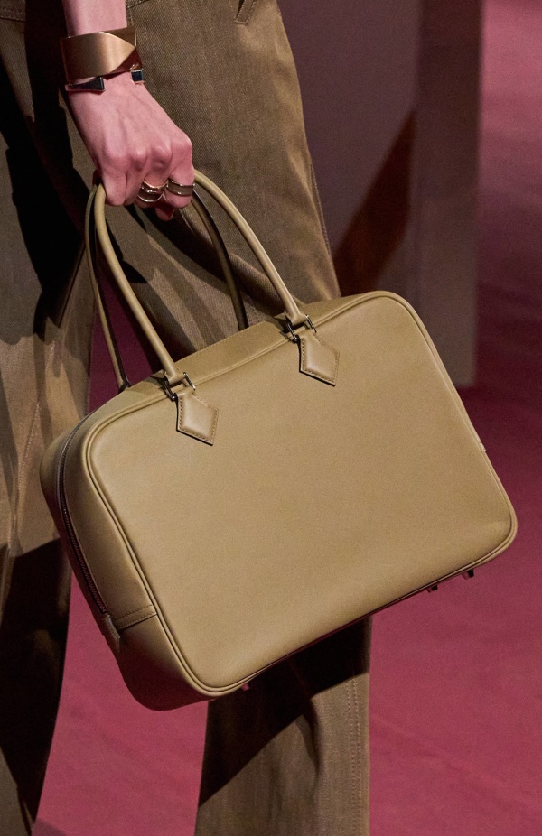 مجموعة Hermès لربيع وصيف 2025... رسالة حب للحرفية التي تُتقنها الدار