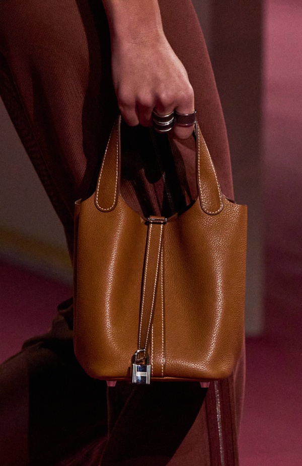 مجموعة Hermès لربيع وصيف 2025... رسالة حب للحرفية التي تُتقنها الدار