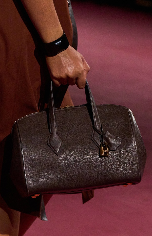 مجموعة Hermès لربيع وصيف 2025... رسالة حب للحرفية التي تُتقنها الدار