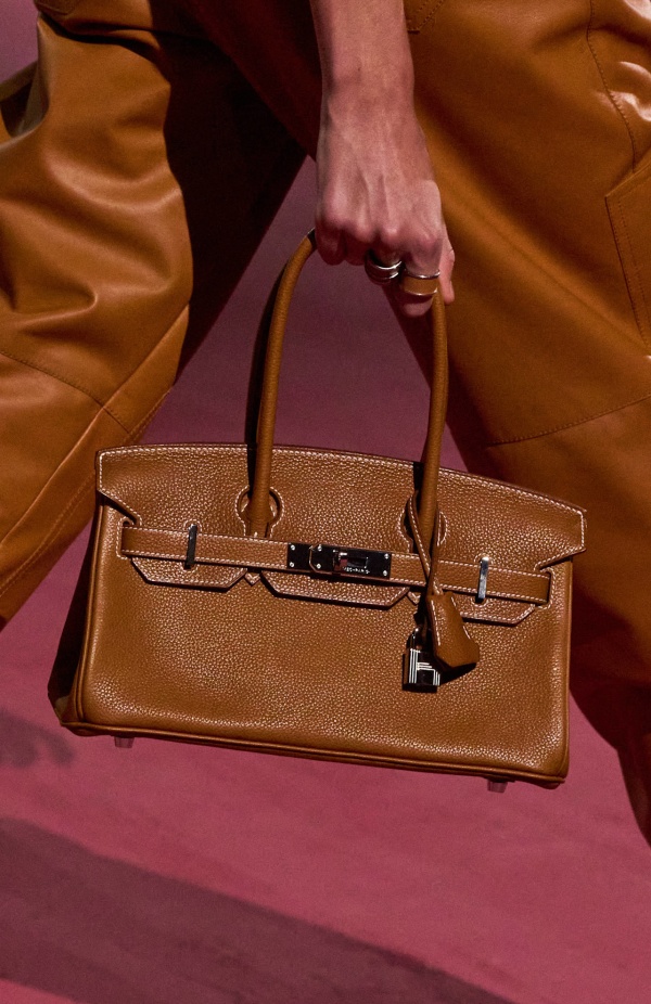 مجموعة Hermès لربيع وصيف 2025... رسالة حب للحرفية التي تُتقنها الدار