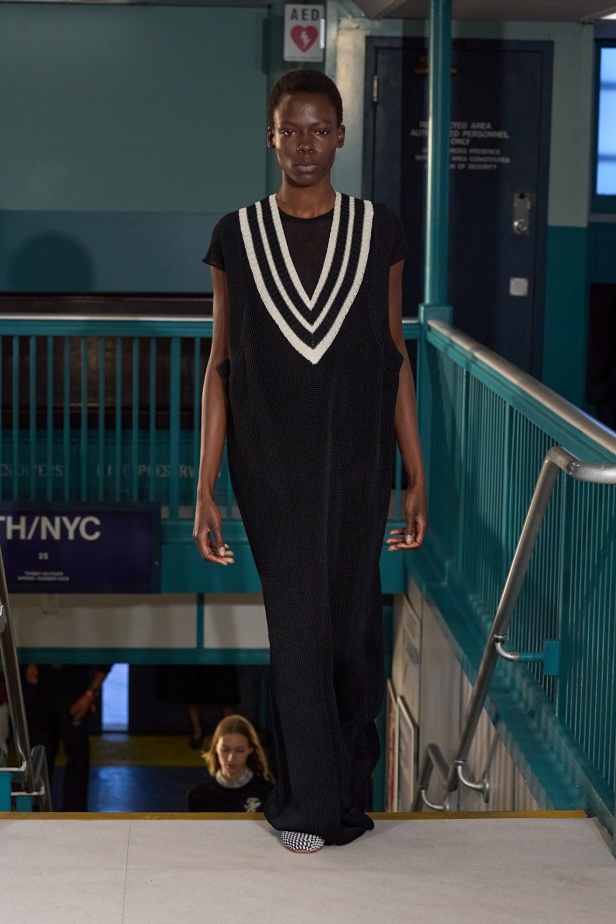 مجموعة Tommy Hilfiger لربيع وصيف 2025