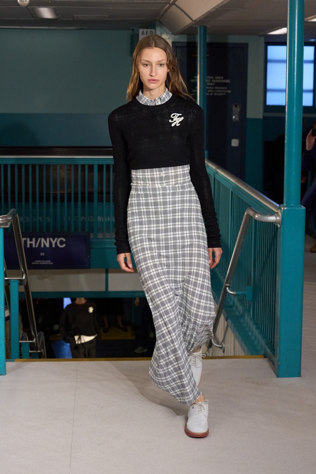 مجموعة Tommy Hilfiger لربيع وصيف 2025