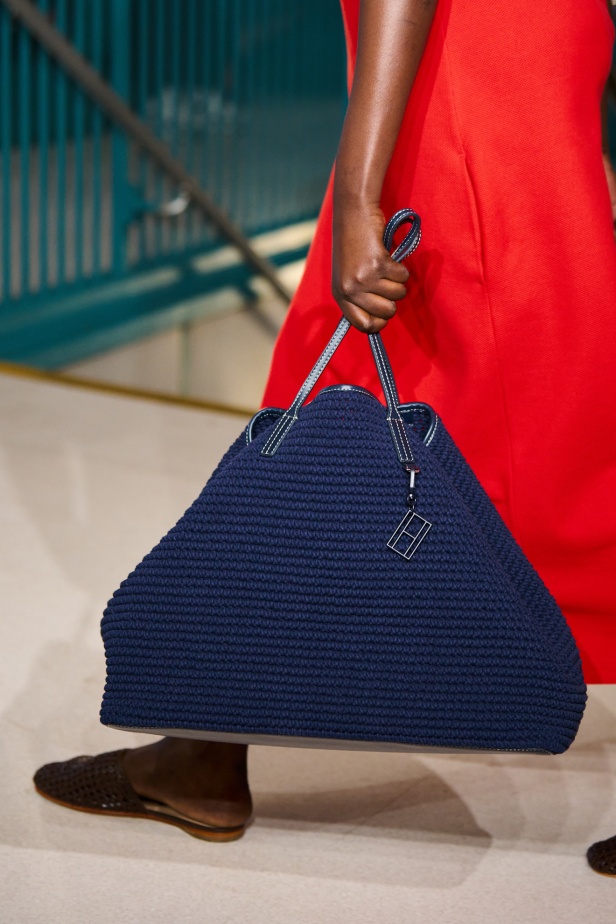 مجموعة Tommy Hilfiger لربيع وصيف 2025