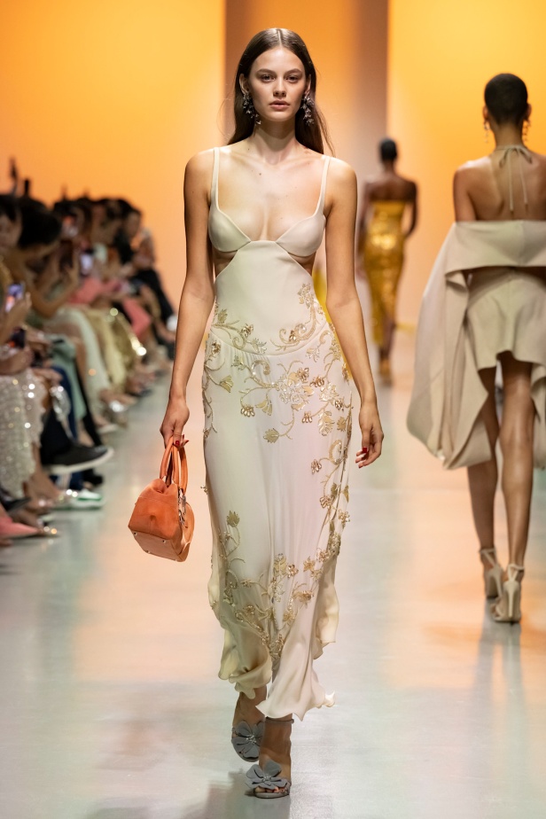 دار جورج حبيقة تكتب فصلًا ابداعيًا جديدًا في باريس مع مجموعة ربيع 2025 للأزياء الجاهزة