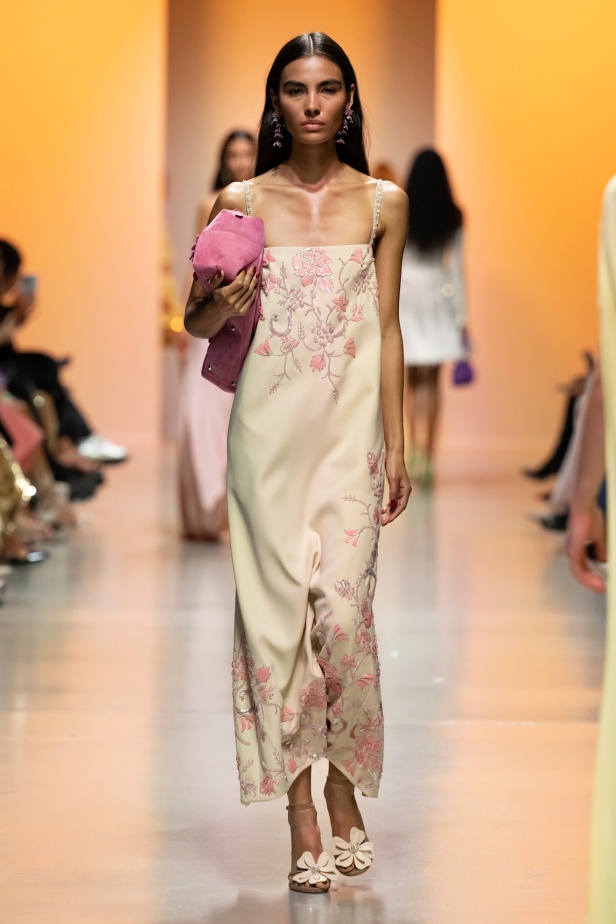 دار جورج حبيقة تكتب فصلًا ابداعيًا جديدًا في باريس مع مجموعة ربيع 2025 للأزياء الجاهزة