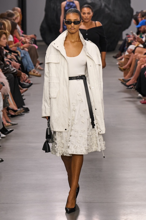 من سحر ورومانسية البحر المتوسط مجموعة مايكل كورس لربيع 2025