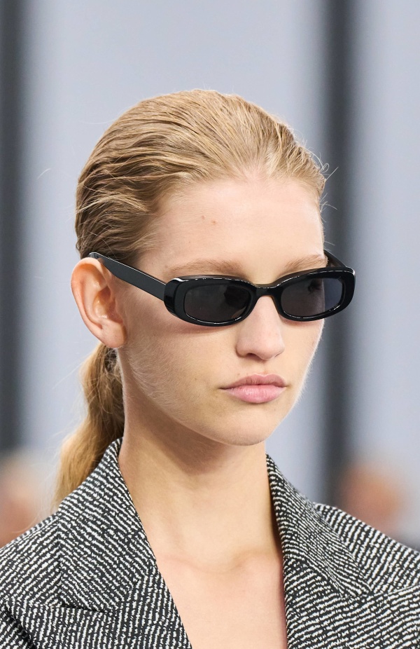 من سحر ورومانسية البحر المتوسط مجموعة مايكل كورس لربيع 2025