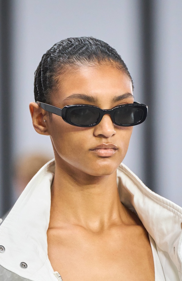 من سحر ورومانسية البحر المتوسط مجموعة مايكل كورس لربيع 2025