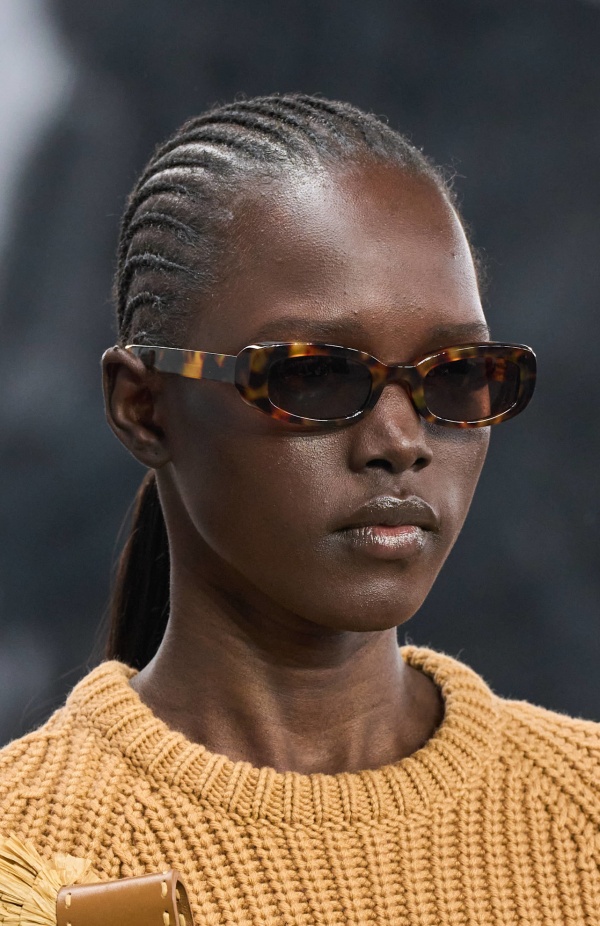 من سحر ورومانسية البحر المتوسط مجموعة مايكل كورس لربيع 2025