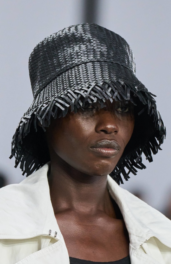 من سحر ورومانسية البحر المتوسط مجموعة مايكل كورس لربيع 2025