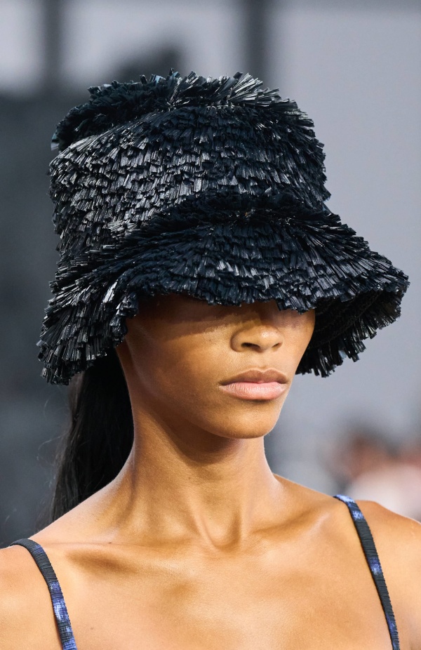 من سحر ورومانسية البحر المتوسط مجموعة مايكل كورس لربيع 2025