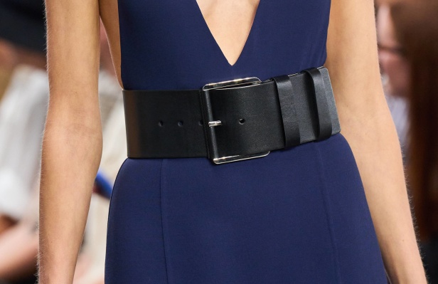 من سحر ورومانسية البحر المتوسط مجموعة مايكل كورس لربيع 2025