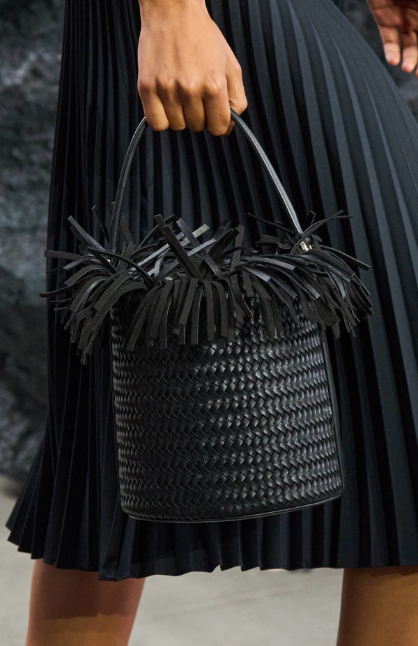 من سحر ورومانسية البحر المتوسط مجموعة مايكل كورس لربيع 2025