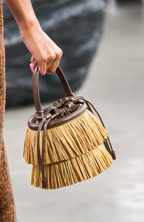 من سحر ورومانسية البحر المتوسط مجموعة مايكل كورس لربيع 2025