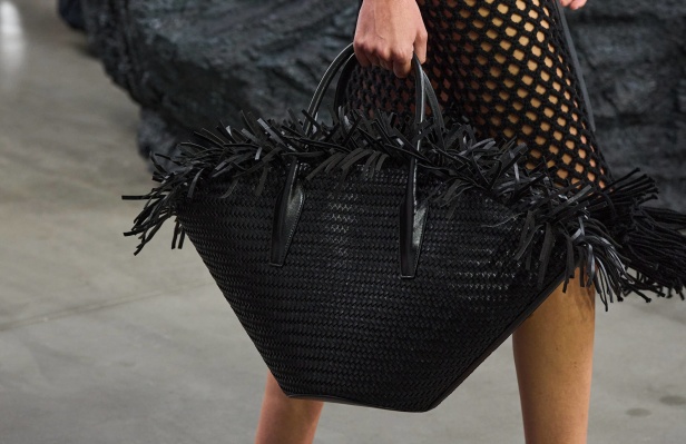 من سحر ورومانسية البحر المتوسط مجموعة مايكل كورس لربيع 2025