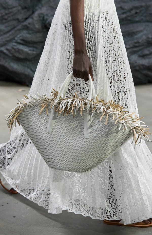 من سحر ورومانسية البحر المتوسط مجموعة مايكل كورس لربيع 2025