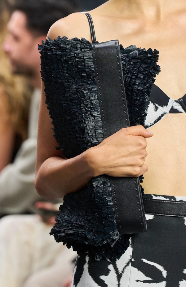 من سحر ورومانسية البحر المتوسط مجموعة مايكل كورس لربيع 2025