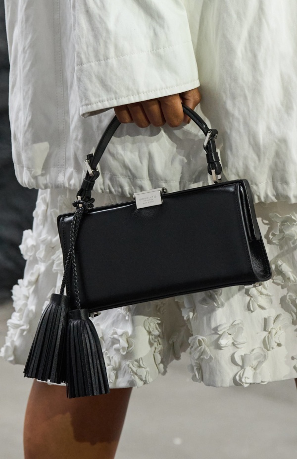 من سحر ورومانسية البحر المتوسط مجموعة مايكل كورس لربيع 2025