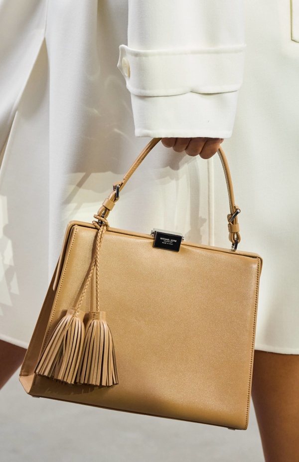 من سحر ورومانسية البحر المتوسط مجموعة مايكل كورس لربيع 2025