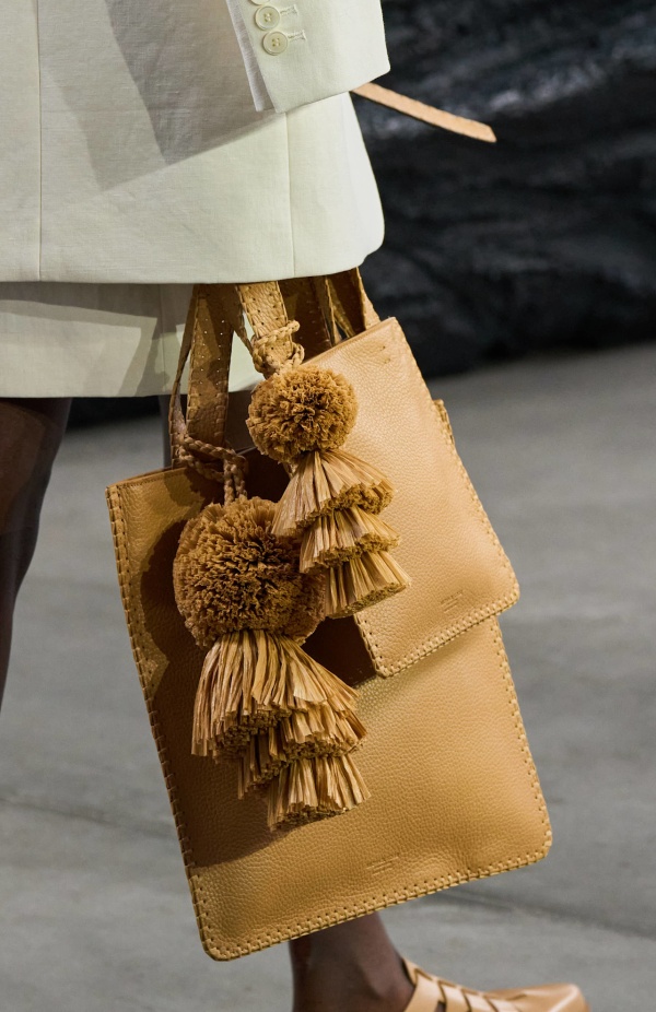 من سحر ورومانسية البحر المتوسط مجموعة مايكل كورس لربيع 2025