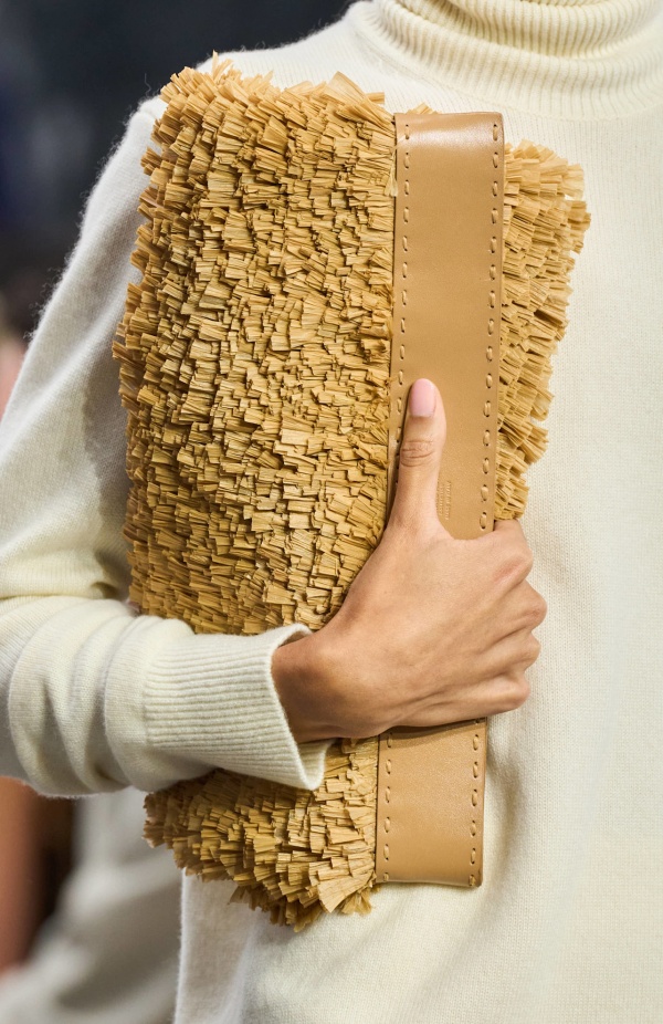 من سحر ورومانسية البحر المتوسط مجموعة مايكل كورس لربيع 2025