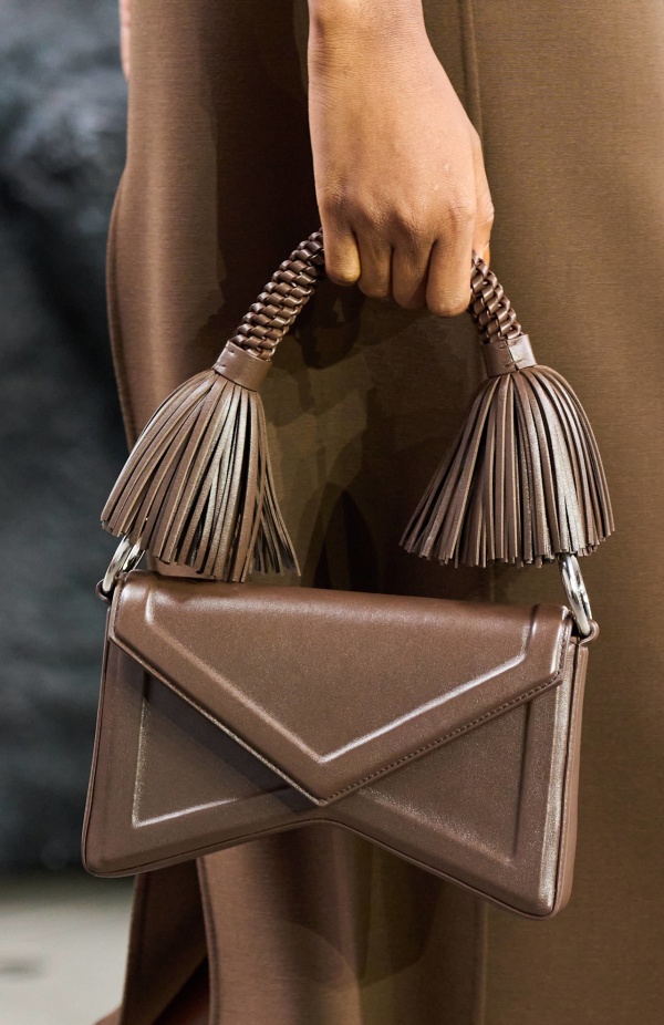 من سحر ورومانسية البحر المتوسط مجموعة مايكل كورس لربيع 2025