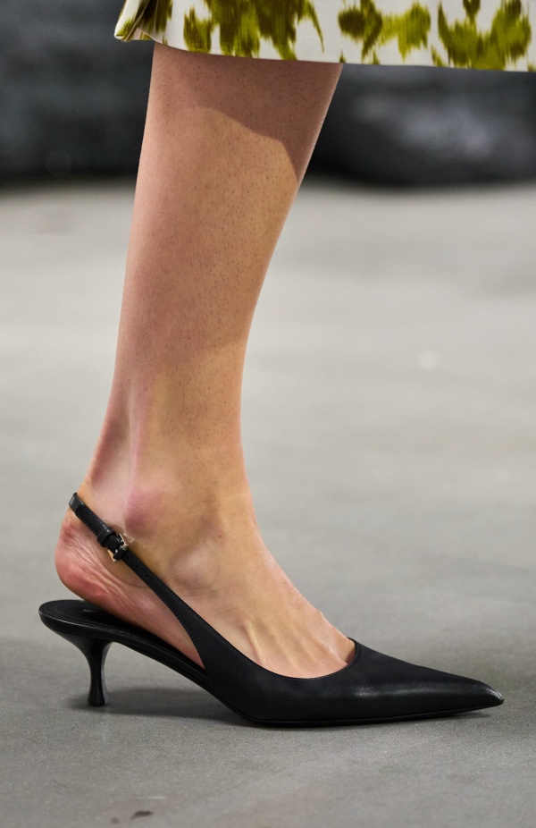 من سحر ورومانسية البحر المتوسط مجموعة مايكل كورس لربيع 2025