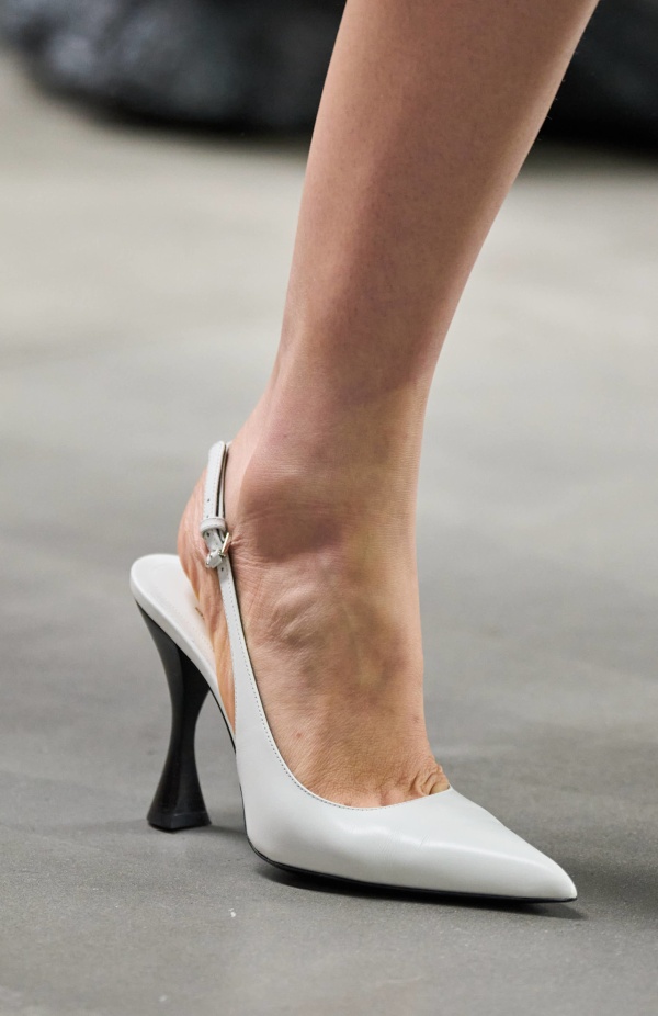 من سحر ورومانسية البحر المتوسط مجموعة مايكل كورس لربيع 2025