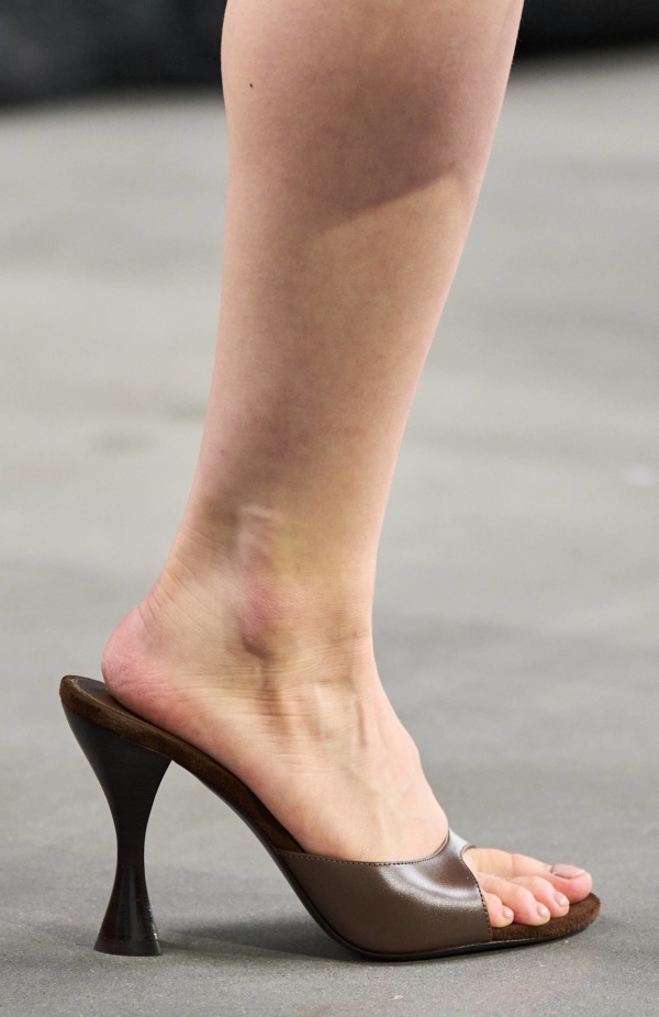 من سحر ورومانسية البحر المتوسط مجموعة مايكل كورس لربيع 2025