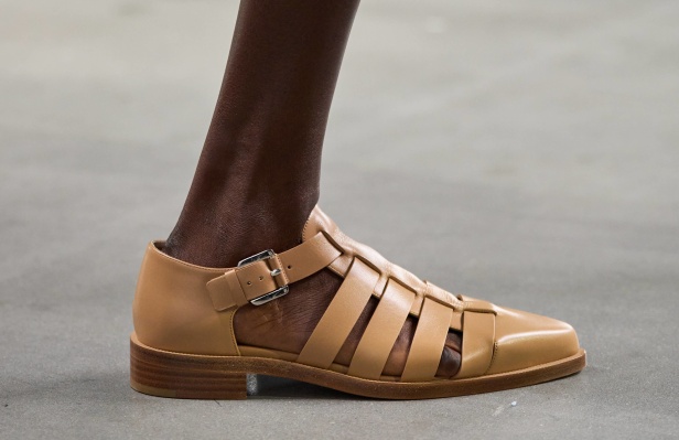 من سحر ورومانسية البحر المتوسط مجموعة مايكل كورس لربيع 2025