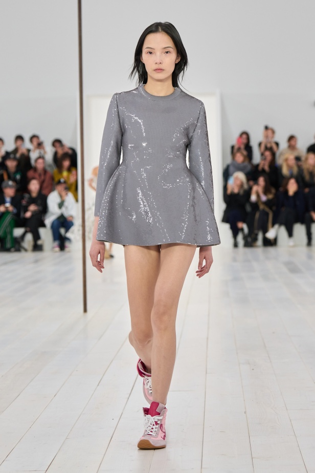 مجموعة Loewe تعريف للأناقة الكامنة في الاختزال 