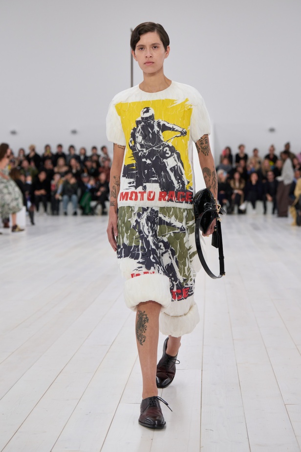 مجموعة Loewe تعريف للأناقة الكامنة في الاختزال 