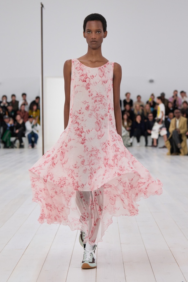 مجموعة Loewe تعريف للأناقة الكامنة في الاختزال 