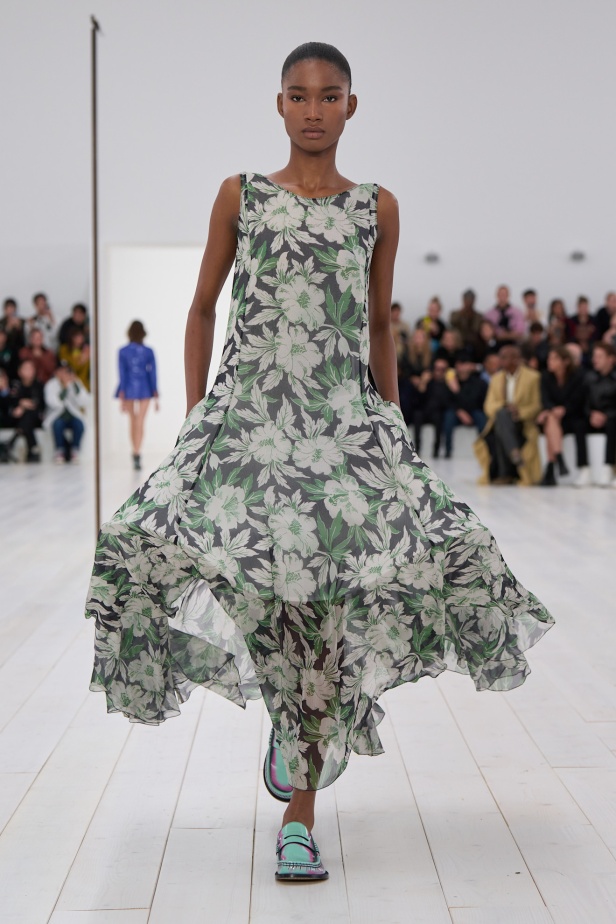 مجموعة Loewe تعريف للأناقة الكامنة في الاختزال 