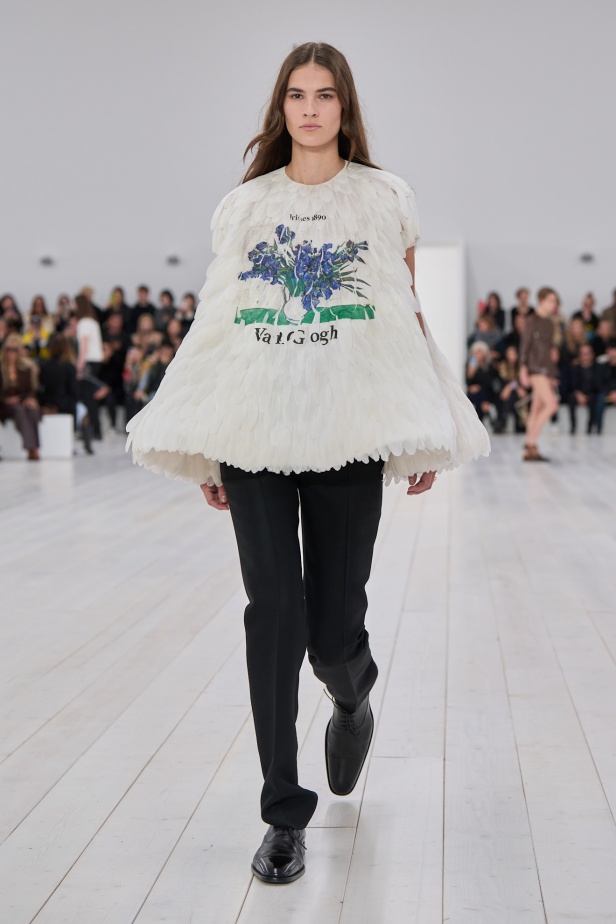 مجموعة Loewe تعريف للأناقة الكامنة في الاختزال 