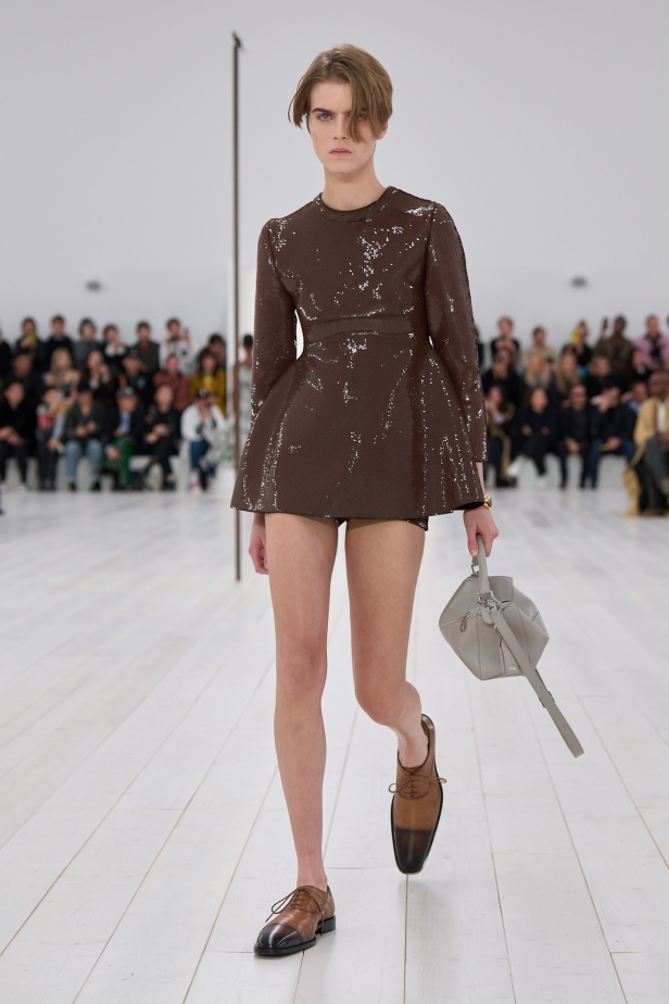 مجموعة Loewe تعريف للأناقة الكامنة في الاختزال 