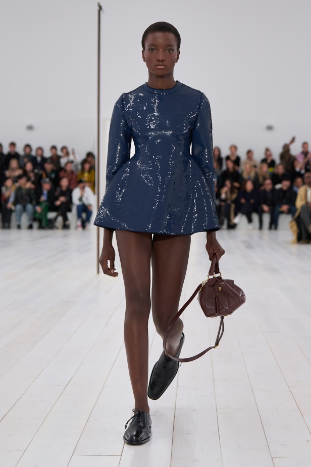 مجموعة Loewe تعريف للأناقة الكامنة في الاختزال 