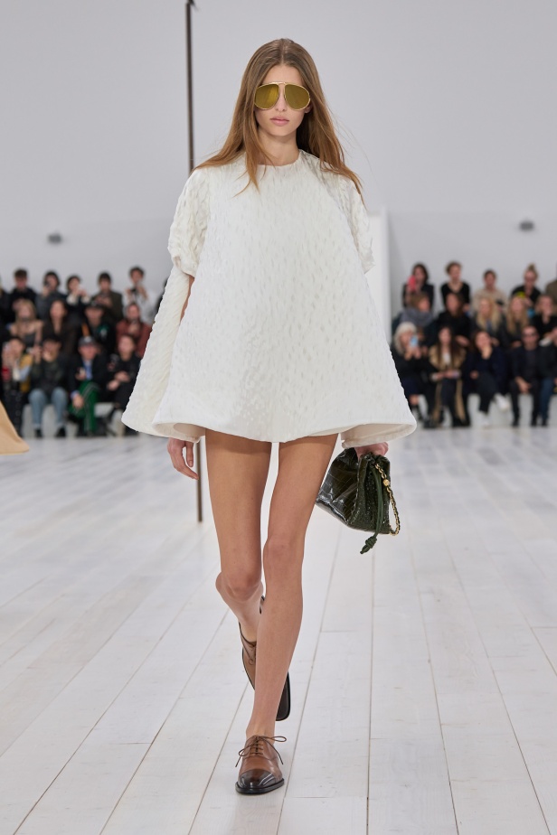 مجموعة Loewe تعريف للأناقة الكامنة في الاختزال 