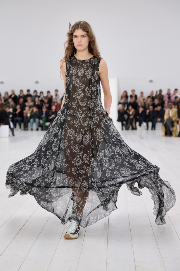 مجموعة Loewe تعريف للأناقة الكامنة في الاختزال 