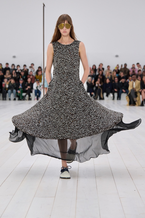 مجموعة Loewe تعريف للأناقة الكامنة في الاختزال 