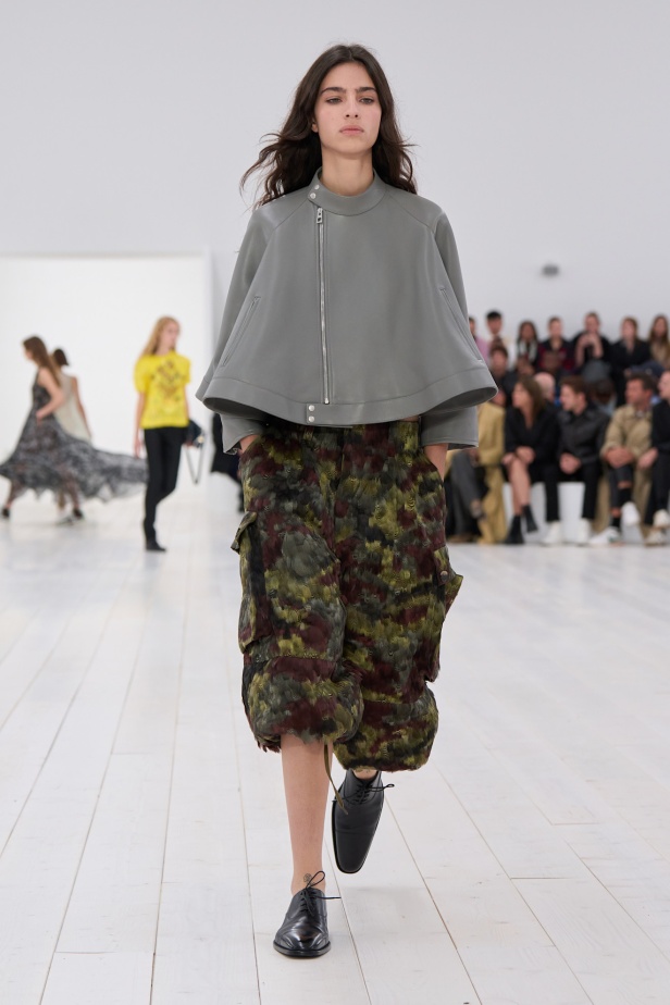 مجموعة Loewe تعريف للأناقة الكامنة في الاختزال 