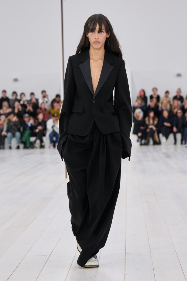 مجموعة Loewe تعريف للأناقة الكامنة في الاختزال 