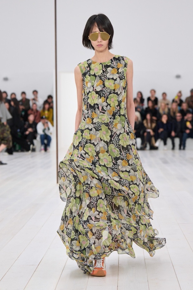 مجموعة Loewe تعريف للأناقة الكامنة في الاختزال 